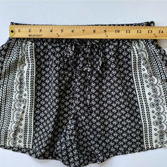 Bebop Women's Patterned Shorts Size Large Lightweight Black and White Boho - Picture 5 of 6
